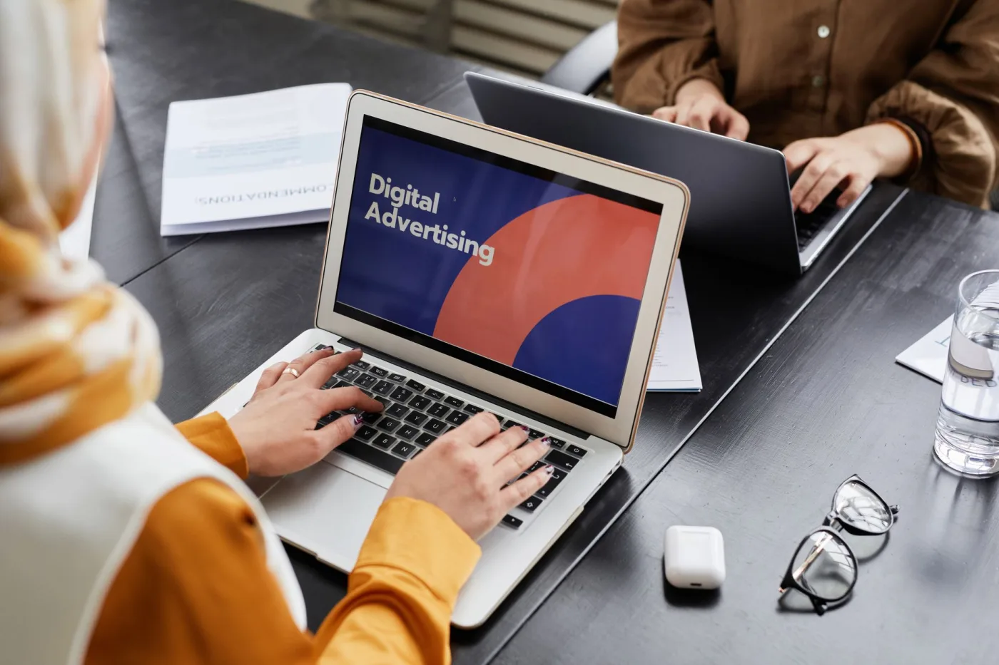 Google Ads ou Meta Ads avec 500 € par mois : lequel choisir